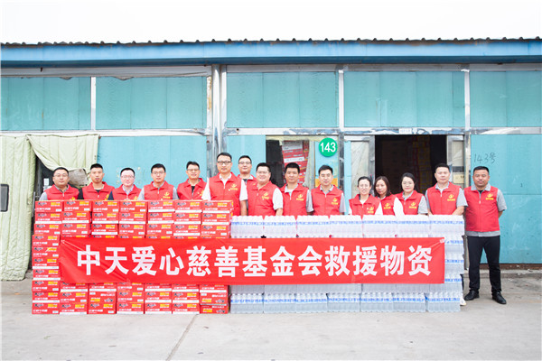 1691483094446641FrJZ.jpg 图1.自愿房山物资合影1.jpg