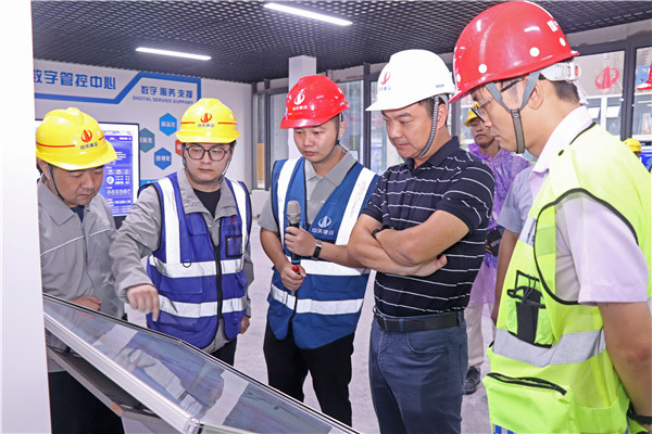 1702428416220844b6Vt.jpg º«Ðñ£¨ÖУ©ÔÚ¹ÛĦ»áÖÐ×ö½â˵.jpg