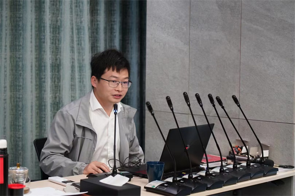 171350460089928433AJ.jpg Áõ·ÉÁúÔÚÊÖÒÕÅàѵ¾Û»áÉÏÊÚ¿Î.jpg