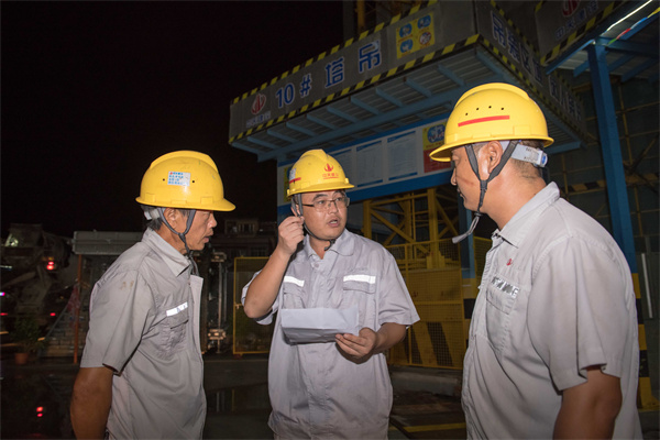 1721696167688687lZPV.jpg ÑÏͦͦ£¨×ó¶þ£©ÓëͬÊÂÃÇÔÚÏÖ³¡.jpg